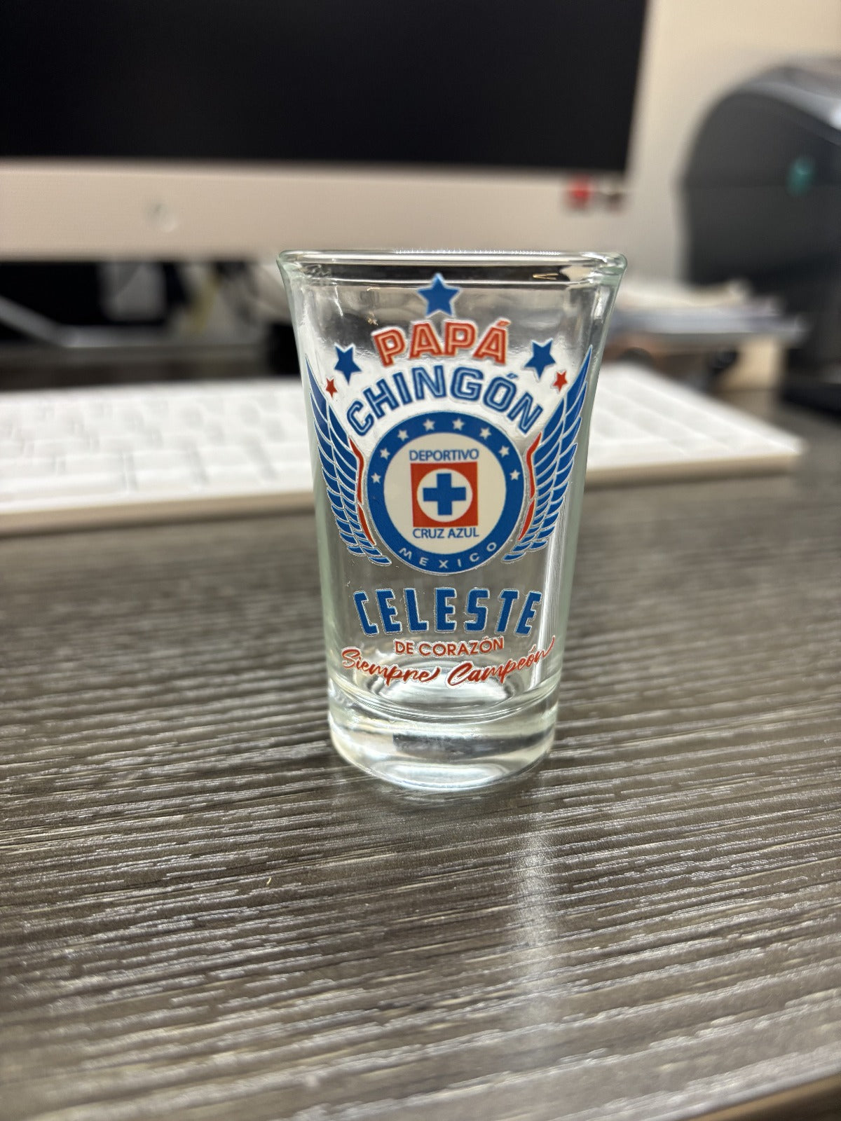 Papa Chingón Liga MX Tequila Shot Glass – 1.5 oz Soccer Dad Gift – Mexican Futbol-Inspired Tequila Glass